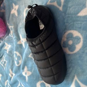 Cute and cozy slipper shoes with tags!